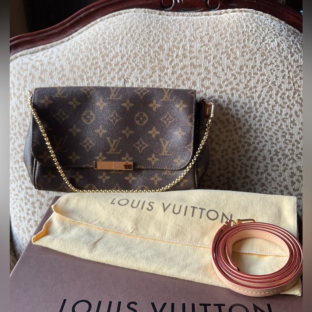 Louis Vuitton, monogram favorite bag. Hard to find! Like new condition!